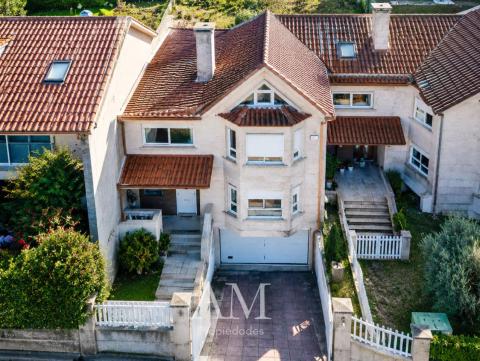 CHALET ADOSADO EN CANIDO - VIGO