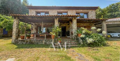 CHALET CON VISTAS AL VALLE MIÑOR CON PARCELA DE 1765 M2