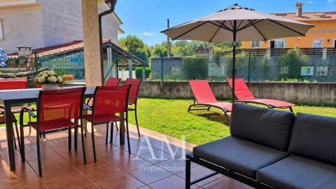 CHALET A PIE DE PLAYA EN HIO, TERRAZA CON VISTAS PANORAMICAS Y JARDIN, AEROTERMIA Y SUELO RADIANTE