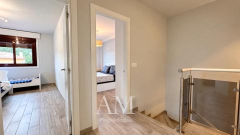 CHALET A PIE DE PLAYA EN HIO, TERRAZA CON VISTAS PANORAMICAS Y JARDIN, AEROTERMIA Y SUELO RADIANTE