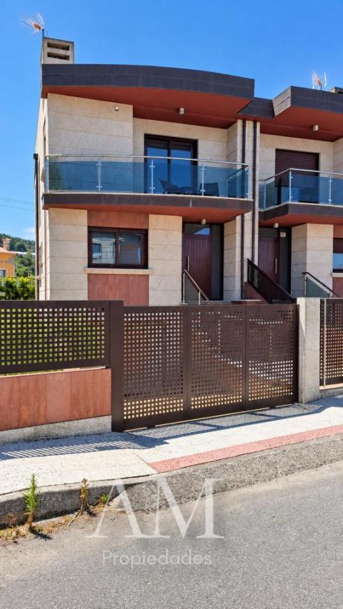 CHALET A PIE DE PLAYA EN HIO, TERRAZA CON VISTAS PANORAMICAS Y JARDIN, AEROTERMIA Y SUELO RADIANTE