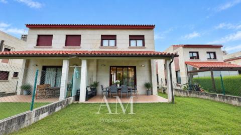 CHALET A PIE DE PLAYA EN HIO, TERRAZA CON VISTAS PANORAMICAS Y JARDIN, AEROTERMIA Y SUELO RADIANTE
