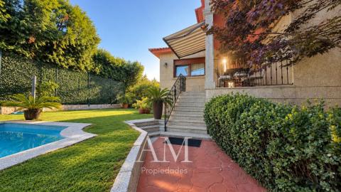 CASA DE PIEDRA CON PISCINA Y JARDIN. LISTA PARA ENTRAR A VIVIR.