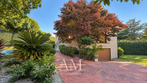 CASA DE PIEDRA CON PISCINA Y JARDIN. LISTA PARA ENTRAR A VIVIR.