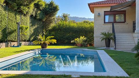 CASA DE PIEDRA CON PISCINA Y JARDIN. LISTA PARA ENTRAR A VIVIR.