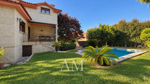 CASA DE PIEDRA CON PISCINA Y JARDIN. LISTA PARA ENTRAR A VIVIR.
