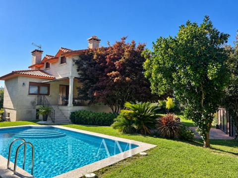 CASA DE PIEDRA CON PISCINA Y JARDIN. LISTA PARA ENTRAR A VIVIR.