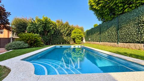 CASA DE PIEDRA CON PISCINA Y JARDIN. LISTA PARA ENTRAR A VIVIR.