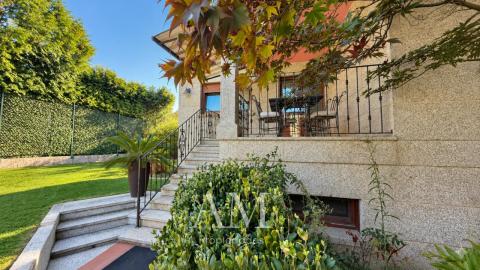 CASA DE PIEDRA CON PISCINA Y JARDIN. LISTA PARA ENTRAR A VIVIR.