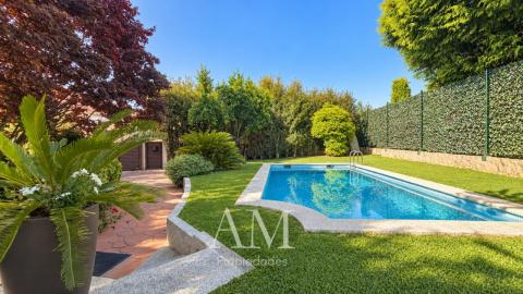CASA DE PIEDRA CON PISCINA Y JARDIN. LISTA PARA ENTRAR A VIVIR.