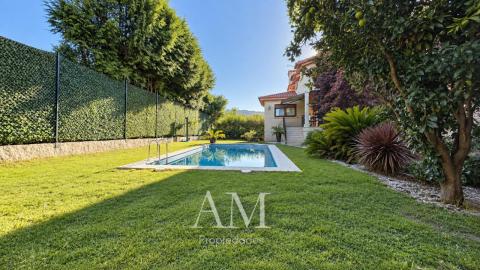 CASA DE PIEDRA CON PISCINA Y JARDIN. LISTA PARA ENTRAR A VIVIR.