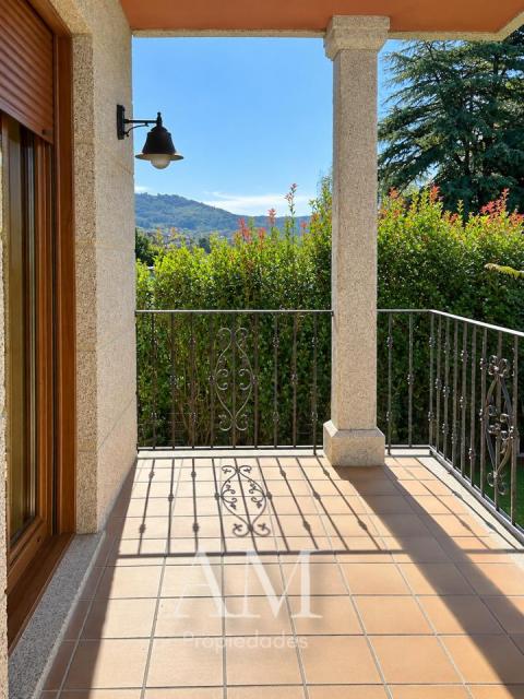 CASA DE PIEDRA CON PISCINA Y JARDIN. LISTA PARA ENTRAR A VIVIR.