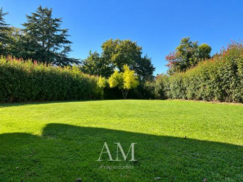 CASA DE PIEDRA CON PISCINA Y JARDIN. LISTA PARA ENTRAR A VIVIR.