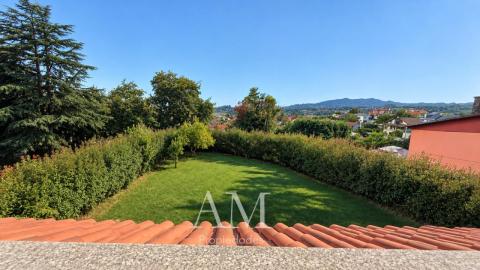 CASA DE PIEDRA CON PISCINA Y JARDIN. LISTA PARA ENTRAR A VIVIR.