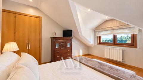 CASA DE PIEDRA CON PISCINA Y JARDIN. LISTA PARA ENTRAR A VIVIR.