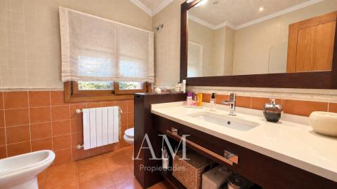 CASA DE PIEDRA CON PISCINA Y JARDIN. LISTA PARA ENTRAR A VIVIR.