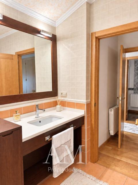 CASA DE PIEDRA CON PISCINA Y JARDIN. LISTA PARA ENTRAR A VIVIR.