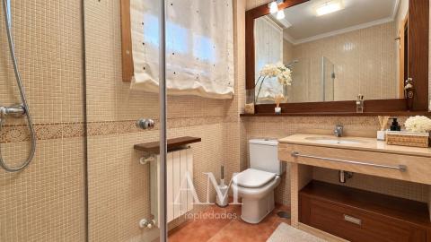 CASA DE PIEDRA CON PISCINA Y JARDIN. LISTA PARA ENTRAR A VIVIR.