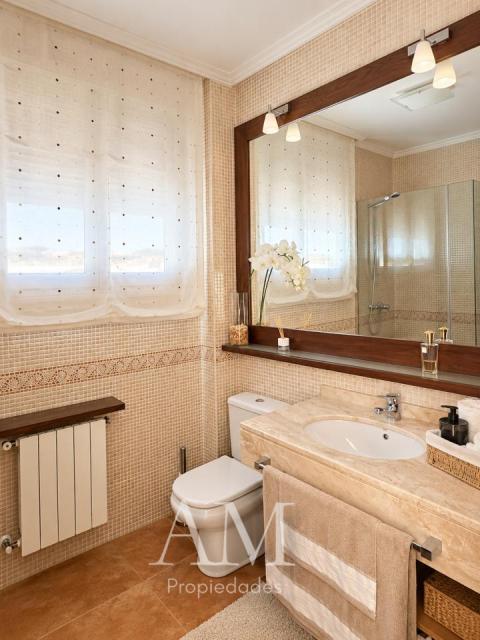 CASA DE PIEDRA CON PISCINA Y JARDIN. LISTA PARA ENTRAR A VIVIR.