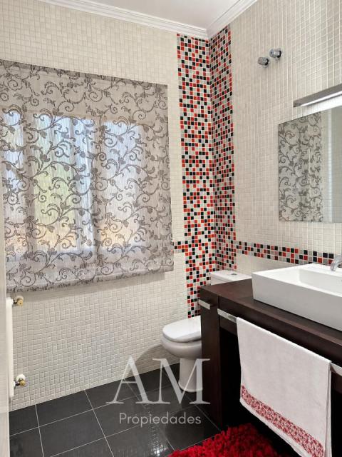 CASA DE PIEDRA CON PISCINA Y JARDIN. LISTA PARA ENTRAR A VIVIR.