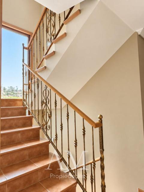 CASA DE PIEDRA CON PISCINA Y JARDIN. LISTA PARA ENTRAR A VIVIR.