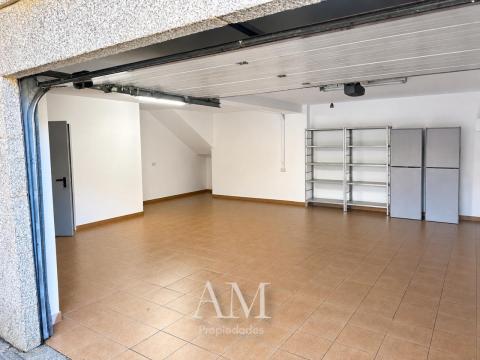 CASA DE PIEDRA CON PISCINA Y JARDIN. LISTA PARA ENTRAR A VIVIR.