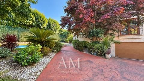 CASA DE PIEDRA CON PISCINA Y JARDIN. LISTA PARA ENTRAR A VIVIR.