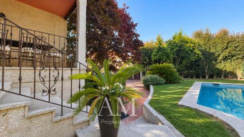CASA DE PIEDRA CON PISCINA Y JARDIN. LISTA PARA ENTRAR A VIVIR.