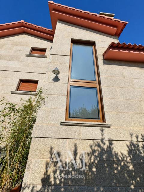 CASA DE PIEDRA CON PISCINA Y JARDIN. LISTA PARA ENTRAR A VIVIR.