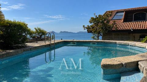 CHALET MUY EXCLUSIVO CON ESPECTACULARES VISTAS AL MAR, LAS PLAYAS Y LAS ISLAS CIES.CALIDAD Y PRIVACIDAD.
