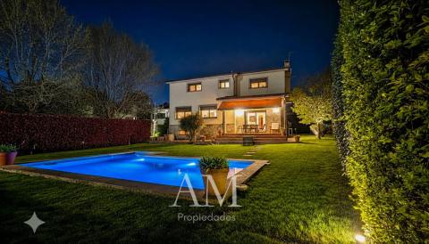 CHALET VISTAS A LA MONTAÑA, PISCINA Y PARCELA DE 1095 M2  EN ZAMANES - VIGO. INCLUYE PARCELA COLINDANTE 450 M2
