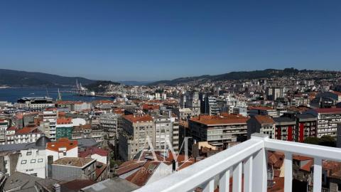 DUPLEX CON ESPECTACULARES VISTAS PANORAMICAS 360º AL MAR Y A LA CIUDAD. REFORMADO. TERRAZA DE MAS DE 100 M2