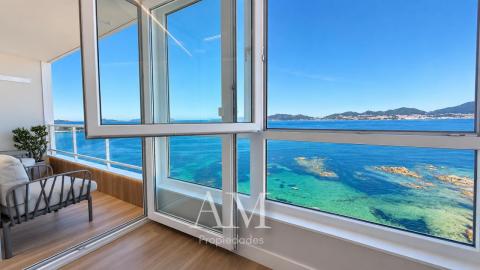 PISO ULTIMA PLANTA. VISTAS PANORAMICAS A LAS PLAYAS Y A LAS ISLAS CIES. A PIE DE PLAYA. REFORMADO INTEGRAMENTE. ATARDECERES UNICOS Y ESPECTACULARES