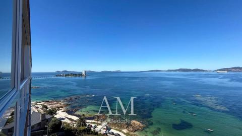 PISO ULTIMA PLANTA. VISTAS PANORAMICAS A LAS PLAYAS Y A LAS ISLAS CIES. A PIE DE PLAYA. REFORMADO INTEGRAMENTE. ATARDECERES UNICOS Y ESPECTACULARES
