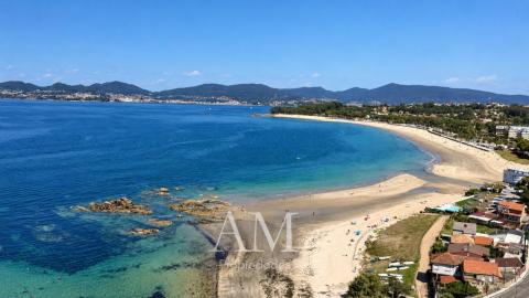 PISO ULTIMA PLANTA. VISTAS PANORAMICAS A LAS PLAYAS Y A LAS ISLAS CIES. A PIE DE PLAYA. REFORMADO INTEGRAMENTE. ATARDECERES UNICOS Y ESPECTACULARES