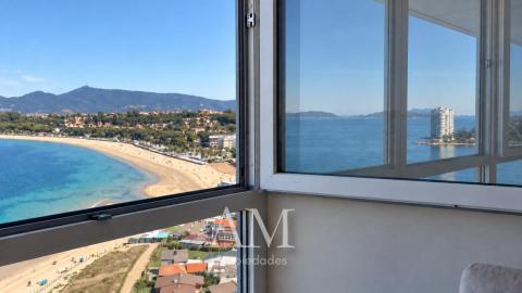 PISO ULTIMA PLANTA. VISTAS PANORAMICAS A LAS PLAYAS Y A LAS ISLAS CIES. A PIE DE PLAYA. REFORMADO INTEGRAMENTE. ATARDECERES UNICOS Y ESPECTACULARES