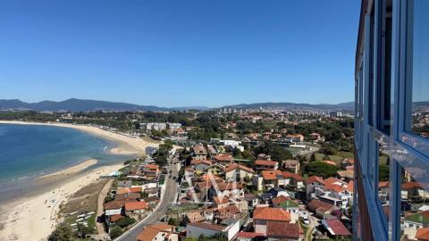 PISO ULTIMA PLANTA. VISTAS PANORAMICAS A LAS PLAYAS Y A LAS ISLAS CIES. A PIE DE PLAYA. REFORMADO INTEGRAMENTE. ATARDECERES UNICOS Y ESPECTACULARES