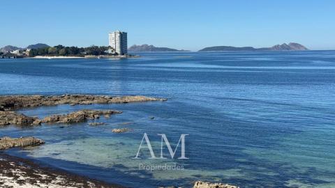 PISO ULTIMA PLANTA. VISTAS PANORAMICAS A LAS PLAYAS Y A LAS ISLAS CIES. A PIE DE PLAYA. REFORMADO INTEGRAMENTE. ATARDECERES UNICOS Y ESPECTACULARES