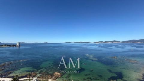 PISO ULTIMA PLANTA. VISTAS PANORAMICAS A LAS PLAYAS Y A LAS ISLAS CIES. A PIE DE PLAYA. REFORMADO INTEGRAMENTE. ATARDECERES UNICOS Y ESPECTACULARES