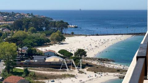 PISO ULTIMA PLANTA. VISTAS PANORAMICAS A LAS PLAYAS Y A LAS ISLAS CIES. A PIE DE PLAYA. REFORMADO INTEGRAMENTE. ATARDECERES UNICOS Y ESPECTACULARES