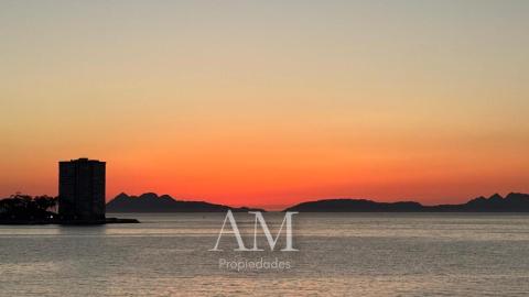 PISO ULTIMA PLANTA. VISTAS PANORAMICAS A LAS PLAYAS Y A LAS ISLAS CIES. A PIE DE PLAYA. REFORMADO INTEGRAMENTE. ATARDECERES UNICOS Y ESPECTACULARES